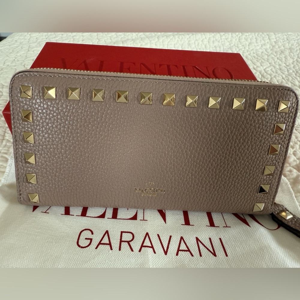 NWT New with tags and box Valentino long zip rockstud wallet